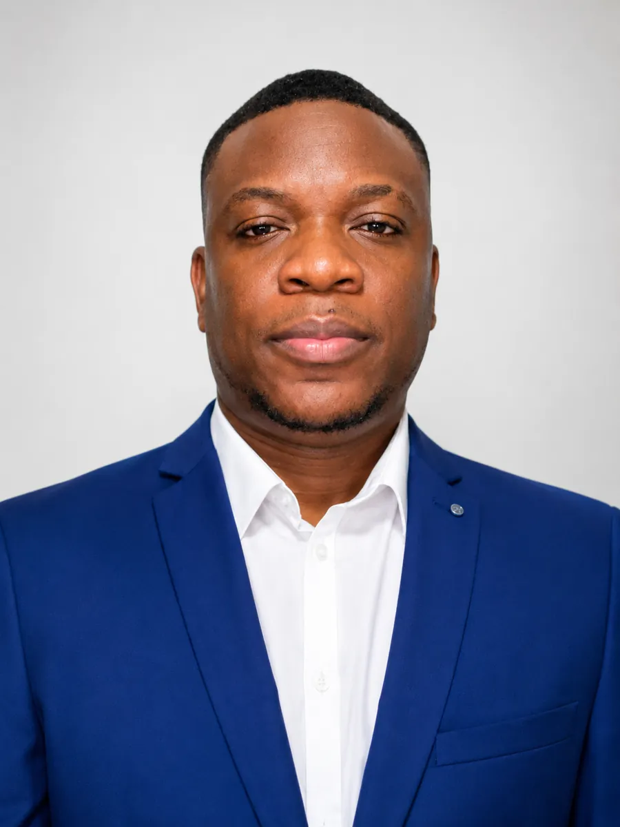 Portrait officiel du PDG de Komlan Global Advisory en tenue professionnelle