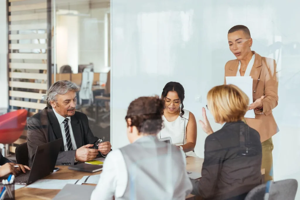 Équipe professionnelle en réunion dans un bureau moderne.