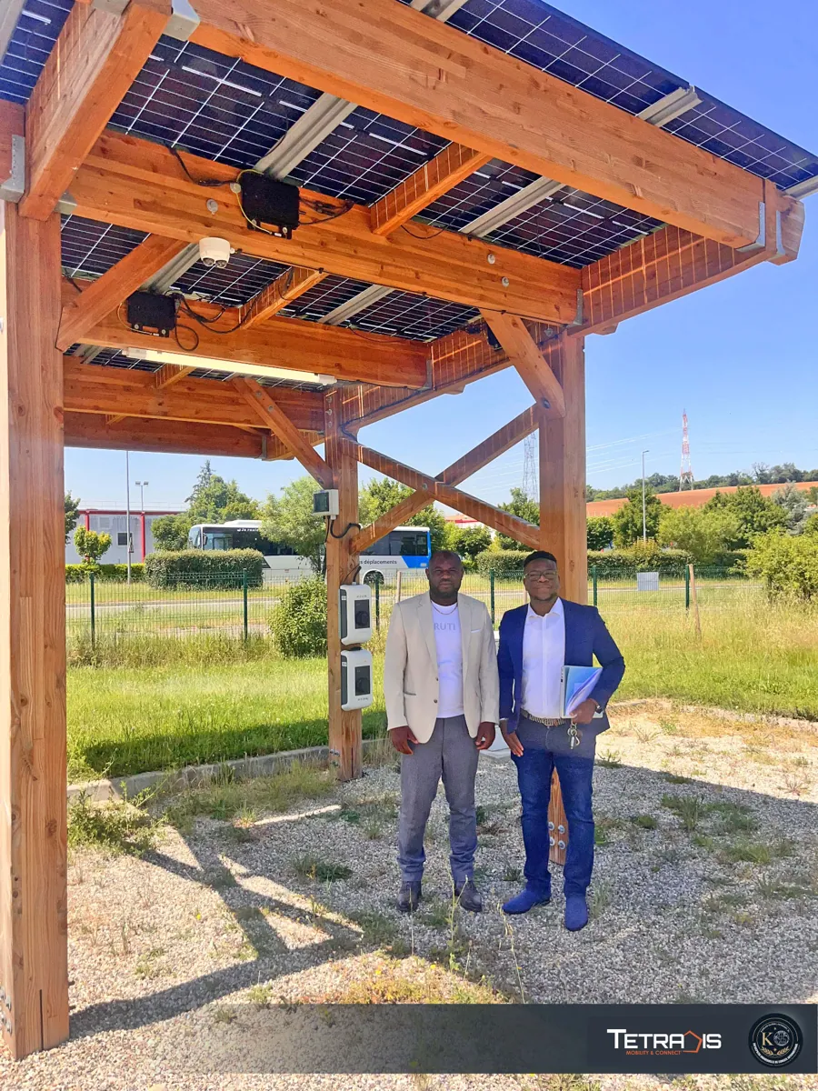 Le PDG de Komlan Global Advisory et son assistant visitent les installations solaires de Tetradis dans le cadre d’un projet d’énergie solaire pour les télécoms