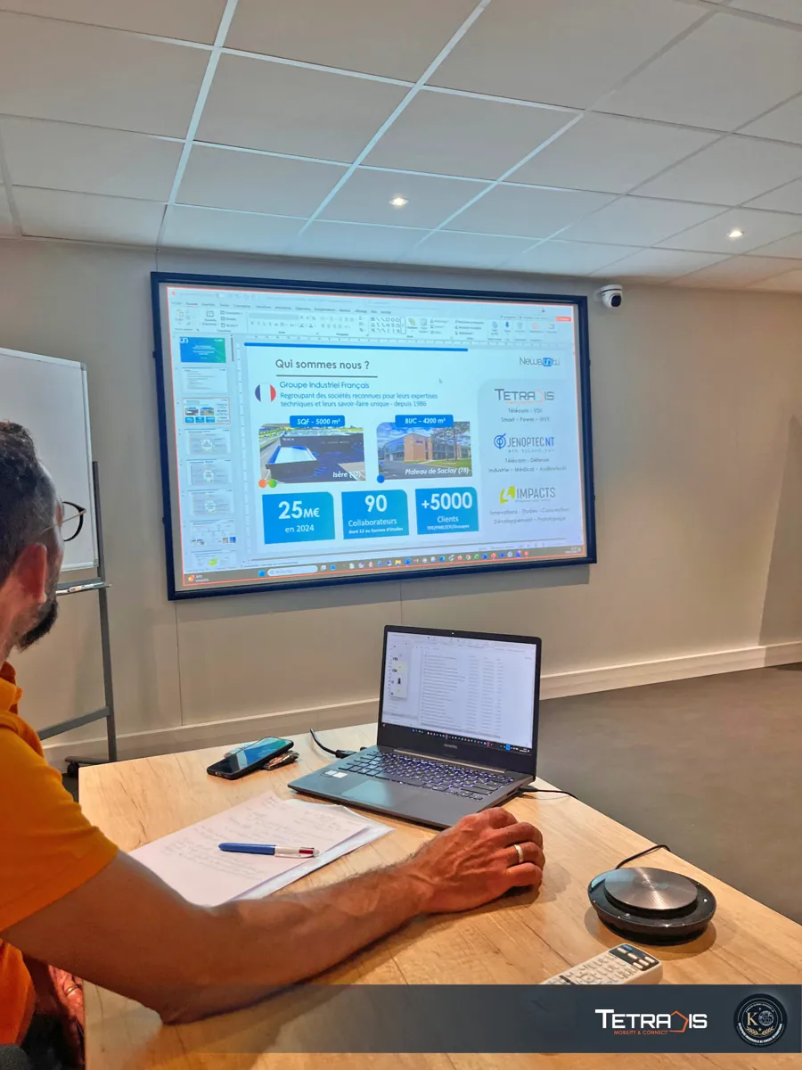 Présentation du projet d’électrification solaire des infrastructures télécoms par le représentant de Tetradis lors d’une réunion stratégique