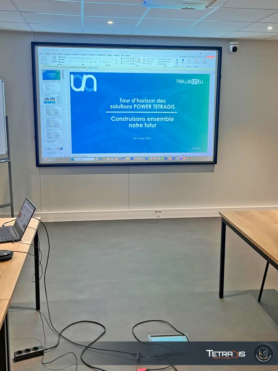 Présentation du projet d’électrification solaire des infrastructures télécoms lors d’une réunion à Tetradis en présence des participants